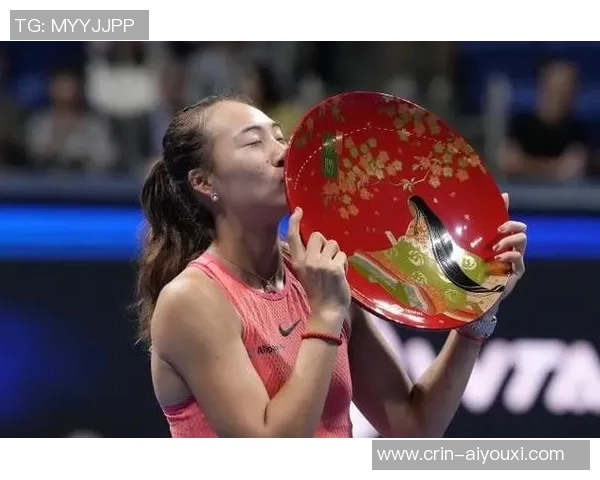 比同龄郑钦文更强！我国15岁网球天才冷艳国际，豪取10连胜连夺两冠